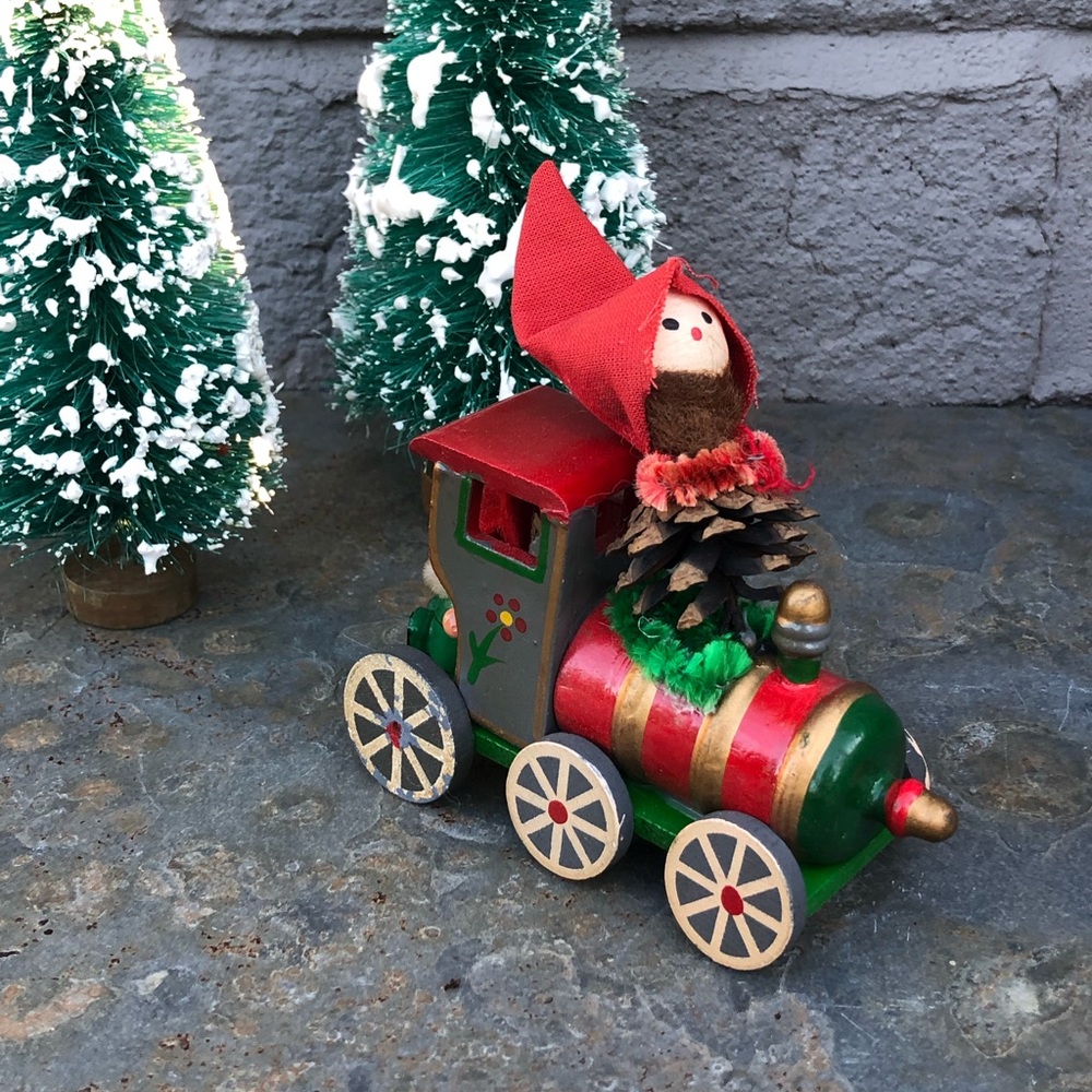 Christmas Decor - Wooden Pinecone Train and Santa Figurine